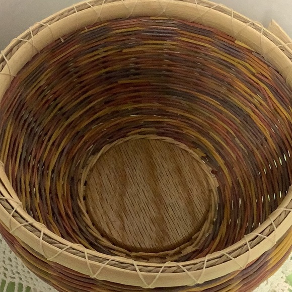 Handmade artist signed round wicker wood bottom pastel colored basket - Picture 2 of 5